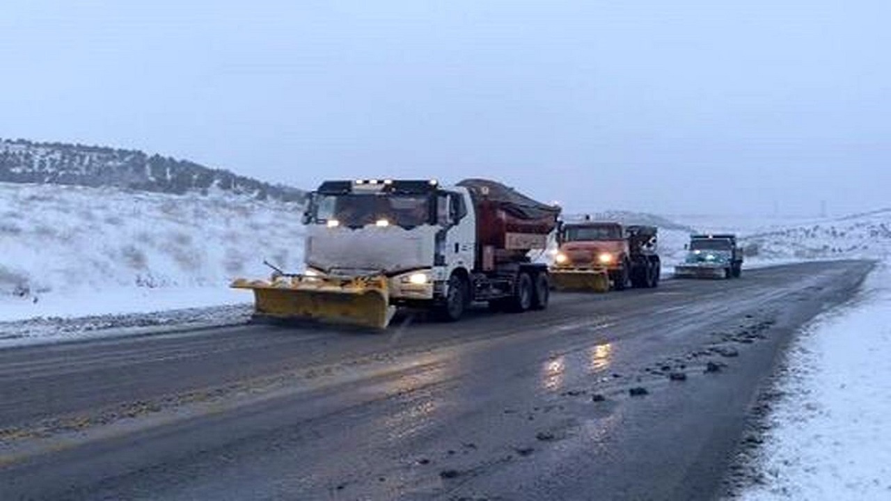 آغاز بارش برف بهاری در محورهای کوهستانی استان همدان