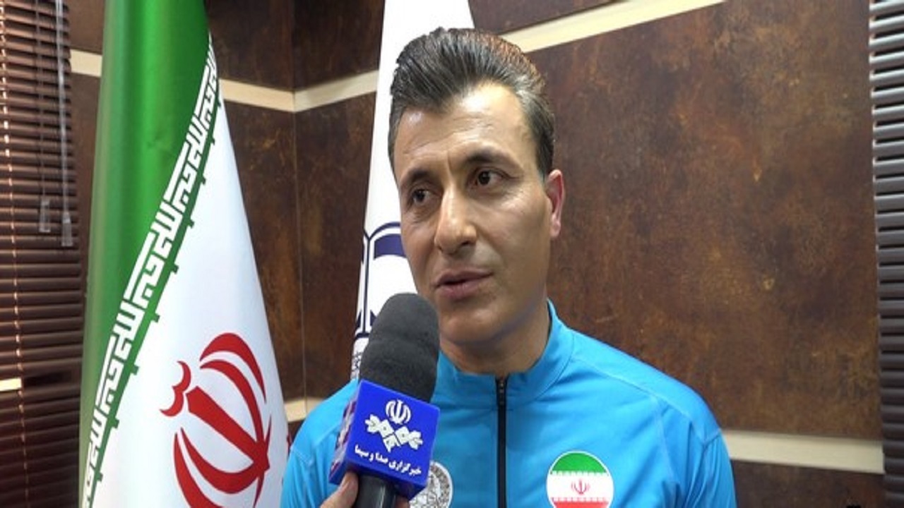 کوهنورد قمی آماده صعود به بلندترین قله جهان