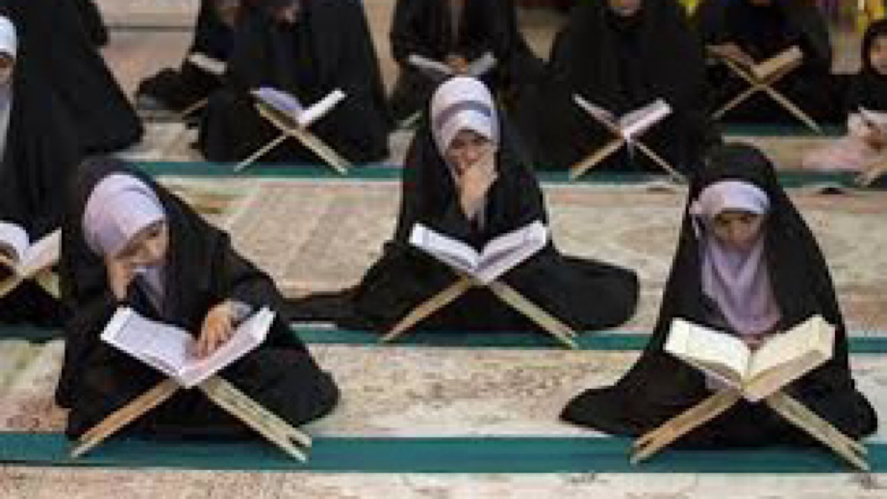 قرائت قرآن را با ترجمه تفسیری به دانش آموزان آموزش دهیم