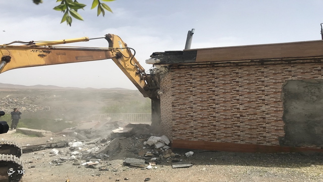 قلع و قمع ویلای غیرمجاز در اراضی ملی شهرستان سامان +فیلم و عکس