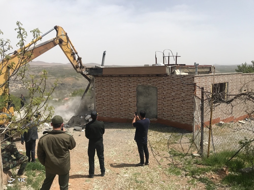 قلع و قمع ویلای غیرمجاز در اراضی ملی شهرستان سامان +فیلم و عکس