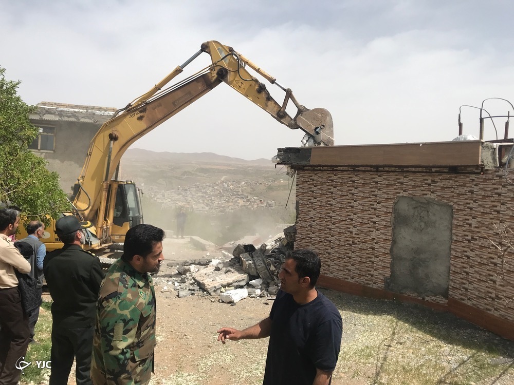 قلع و قمع ویلای غیرمجاز در اراضی ملی شهرستان سامان +فیلم و عکس