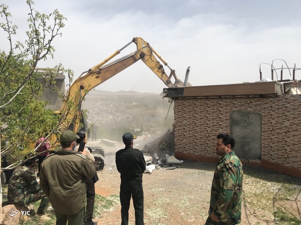 قلع و قمع ویلای غیرمجاز در اراضی ملی شهرستان سامان +فیلم و عکس