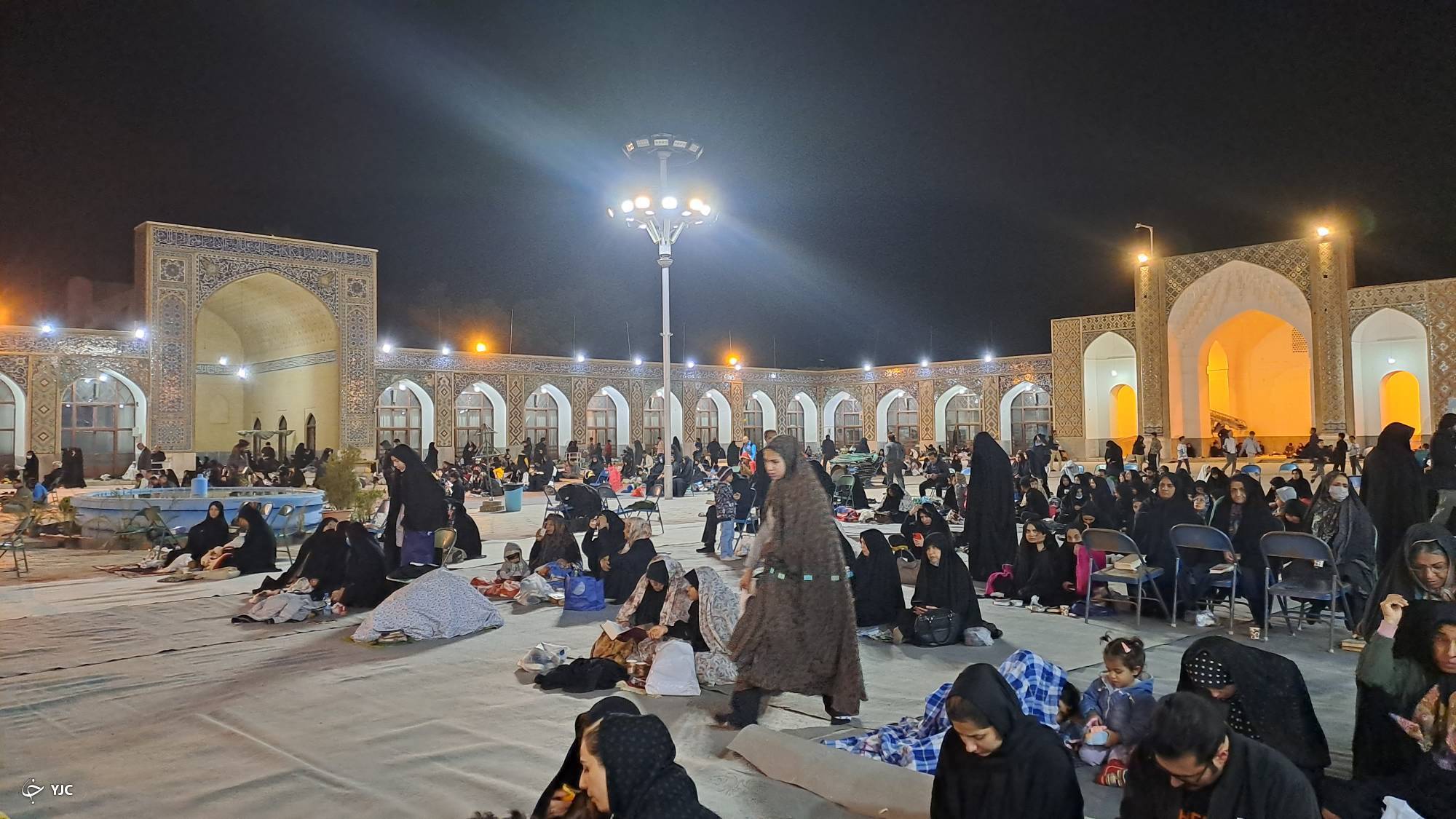 نخستین شب از لیالی قدر در دیار کریمان + تصاویر و فیلم نخستین شب از لیالی قدر در دیار کریمان + تصاویر و فیلم