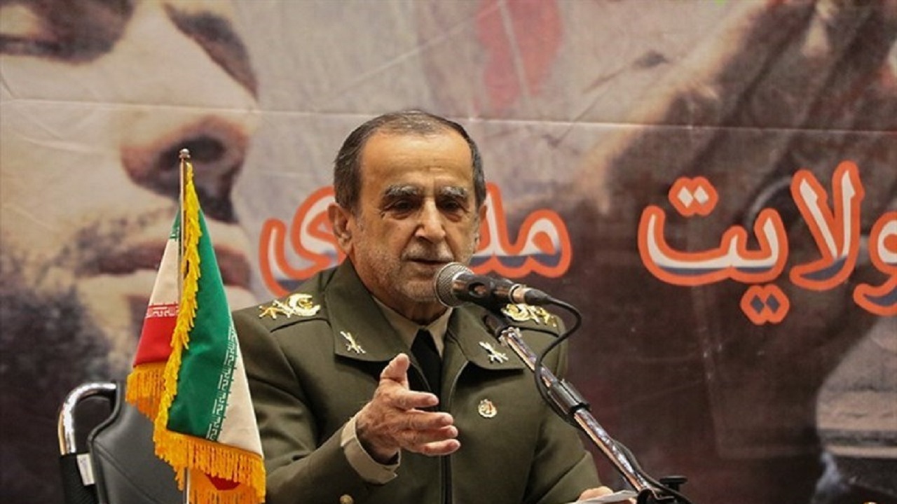 باید حواسمان باشد که دشمن از غفلت ما بهره‌گیری نکند