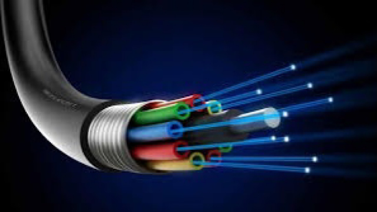 پروژه عرضه فیبر نوری در کشور سرعت می‌گیرد+ فیلم