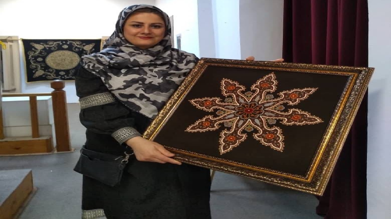 اهدای تابلو رشته دوزی به عمارت کلاه فرنگی رشت