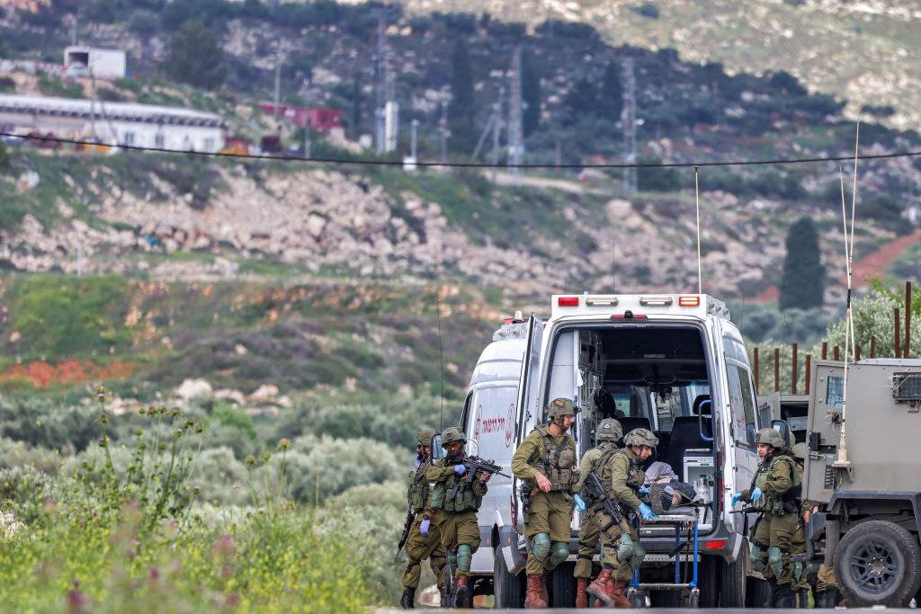 نظامیان صهیونیست اجساد ۲ جوان شهید فلسطینی را که در نابلس با اشغالگران درگیر شدند در اختیار دارند