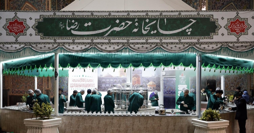 پذیرایی چایخانه امام رضا (ع) از زائران در دومین شب قدر + فیلم