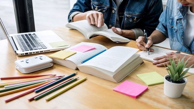 خدمات مشاوره‌ای بر عملکرد تحصیلی دانش آموزان تاثیرگذار هستند 