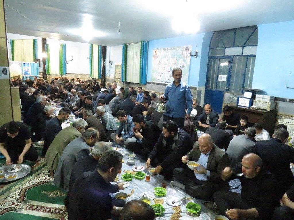 توزیع افطاری در ماهدشت در شب بیست و یکم ماه رمضان