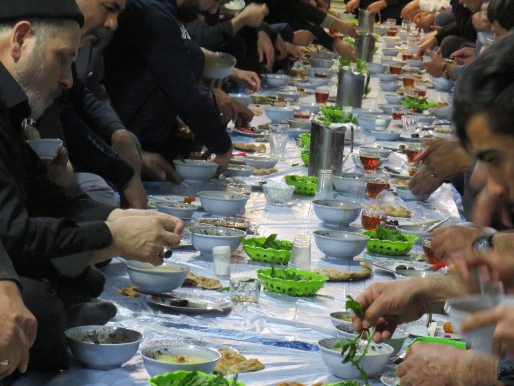 پهن کردن سفره افطار به مناسبت شب بیست و یکم ماه رمضان