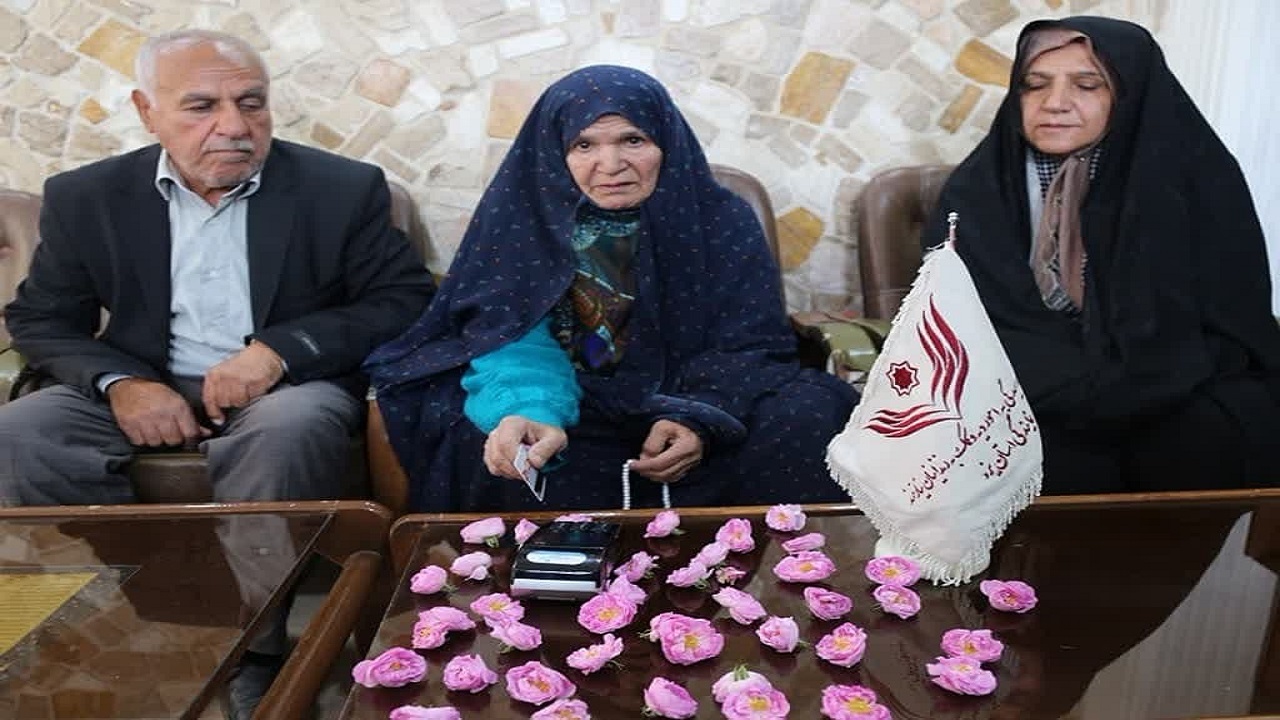 کمک مادر شهید به آزادی زندانیان جرائم غیر عمد