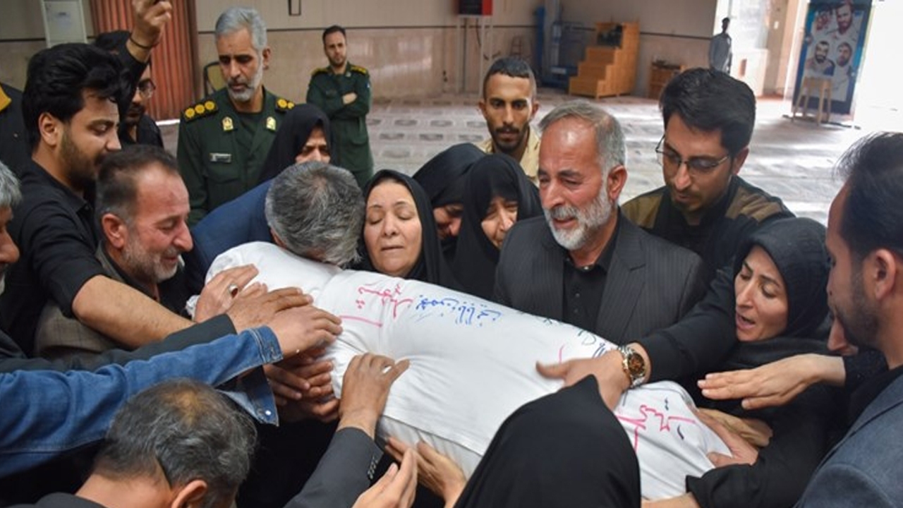 دو خانواده شهید فرزندانشان را در آغوش گرفتند