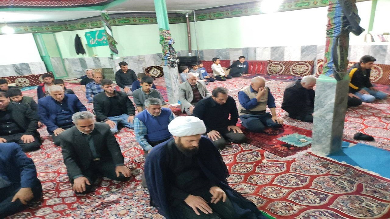 اقامه نماز جماعت اهالی روستای توآباد در ماه ضیافت الهی + تصاویر