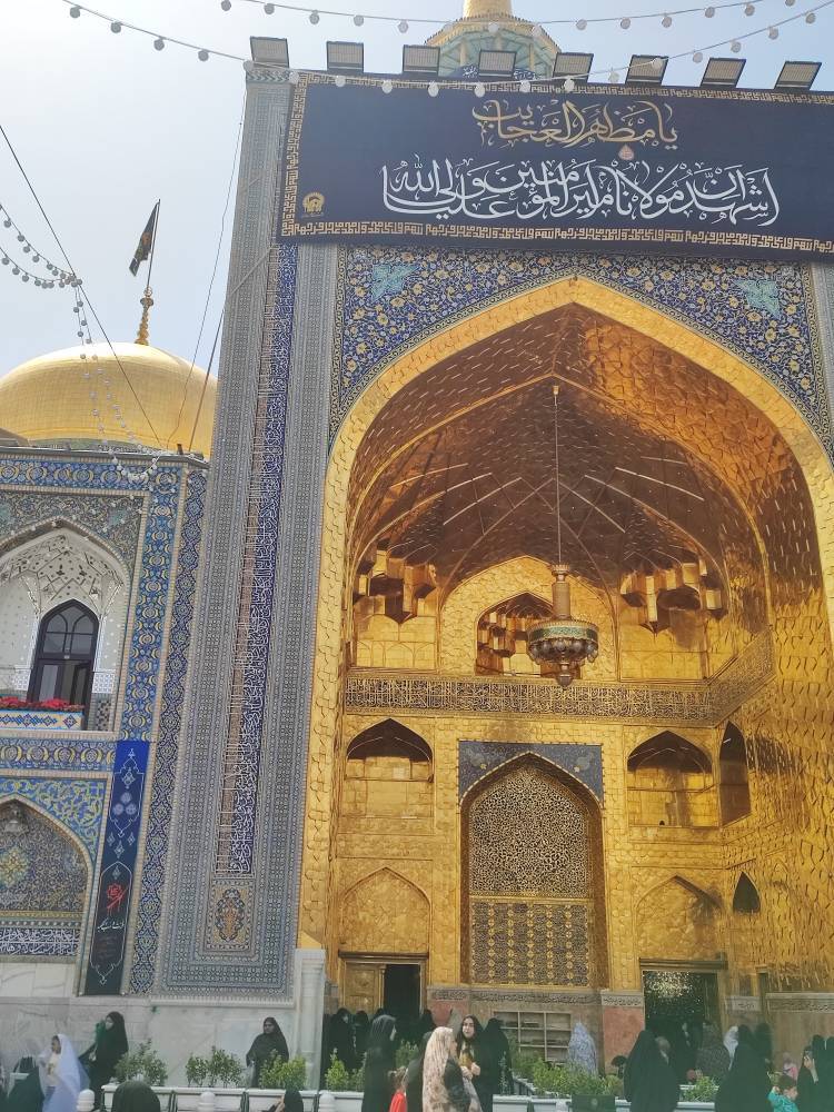 ازدحام جمعیت در حرم امام رضا(ع)