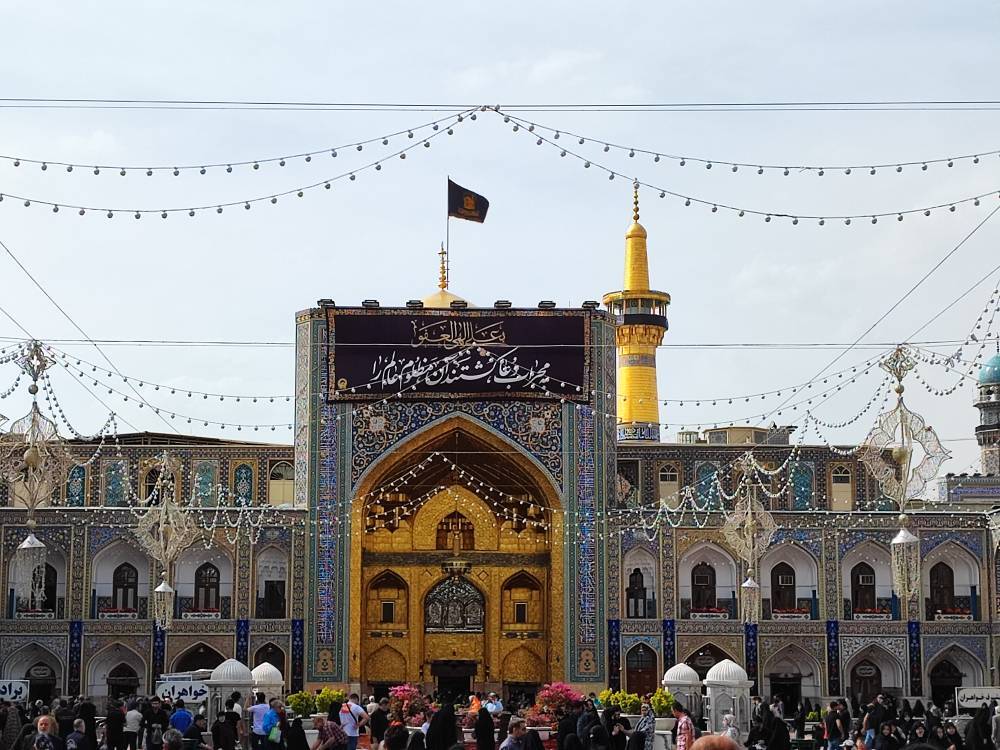حضور زائران در حرم امام رضا (ع) در ظهر شهادت امام اول شیعیان