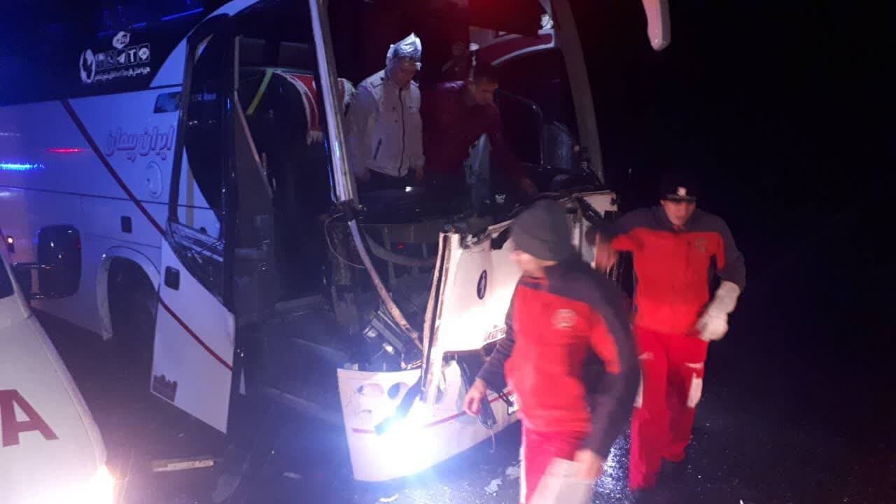 برخورد اتوبوس مسافربری با تریلر در جاده زنجان