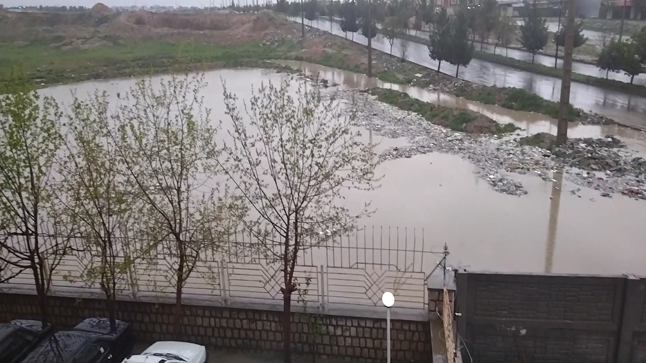 رنجیده خاطر شدن ساکنین مسکن مهر سجادیه کرمانشاه از پس زدگی فاضلاب + فیلم