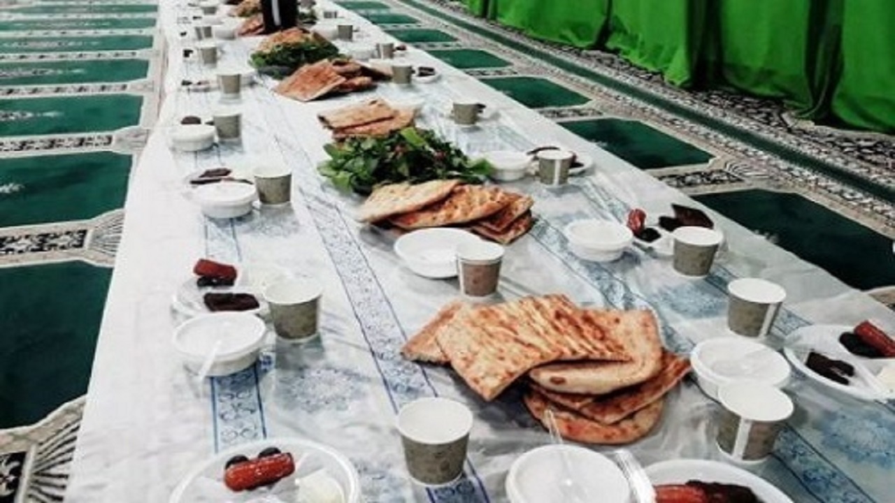 برپایی ضیافت افطار در روستای ده محمد طبس + فیلم