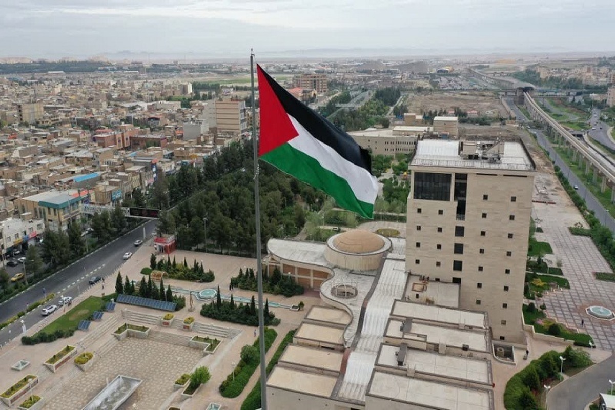 برافراشتن پرچم بزرگ فلسطین بر روی پلی در آمریکا + فیلم