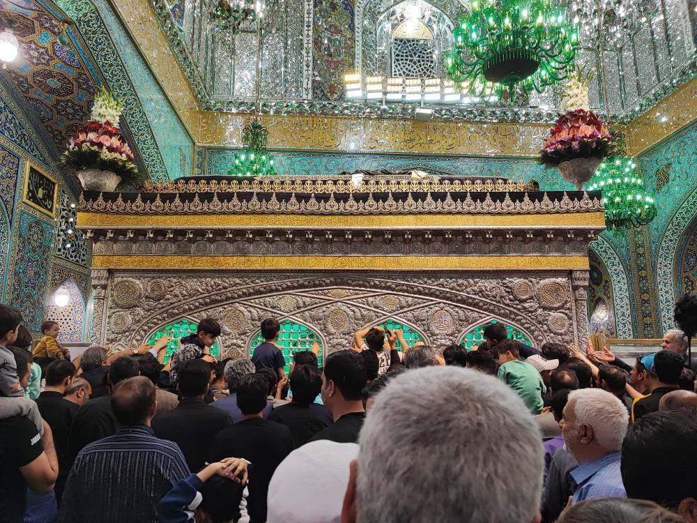 زائران در حرم امام رضا زائران در حرم امام رضا