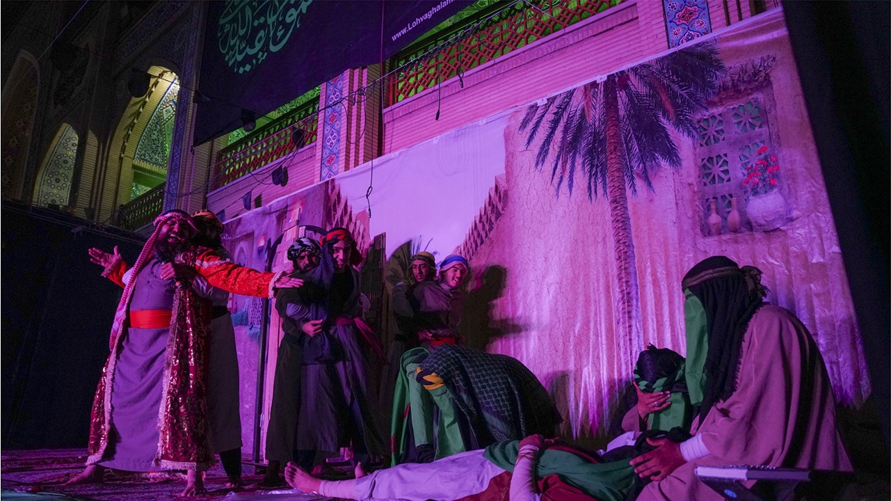 اجرای تعزیه سجده در بهشت در حرم شاهچراغ علیه السلام