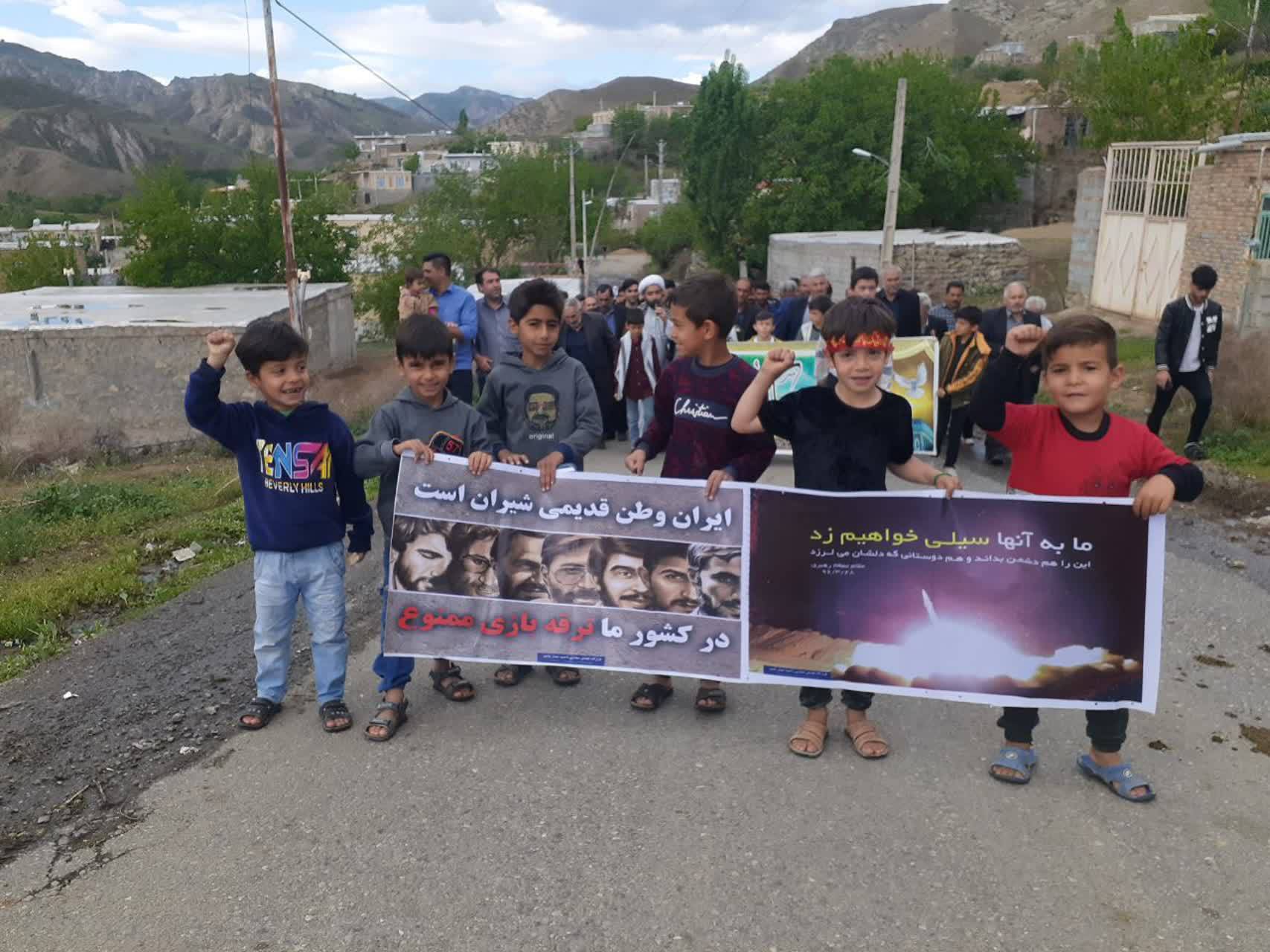 کودکان روستای سفلی در راهپیمایی کودکان روستای سفلی در راهپیمایی