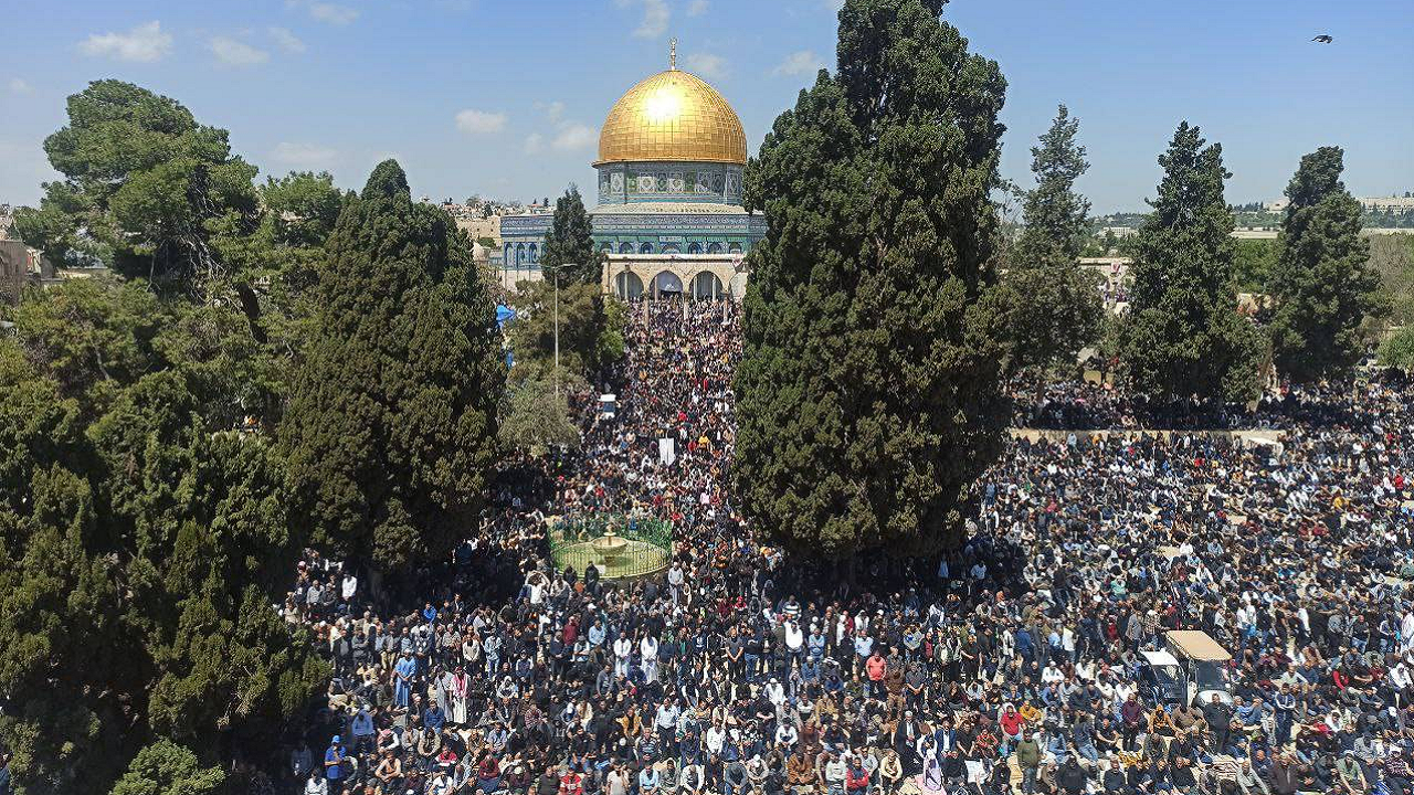 حضور پرشور ۲۵۰ هزار فلسطینی در مسجدالاقصی برای اقامه آخرین نماز جمعه ماه رمضان+ تصاویر