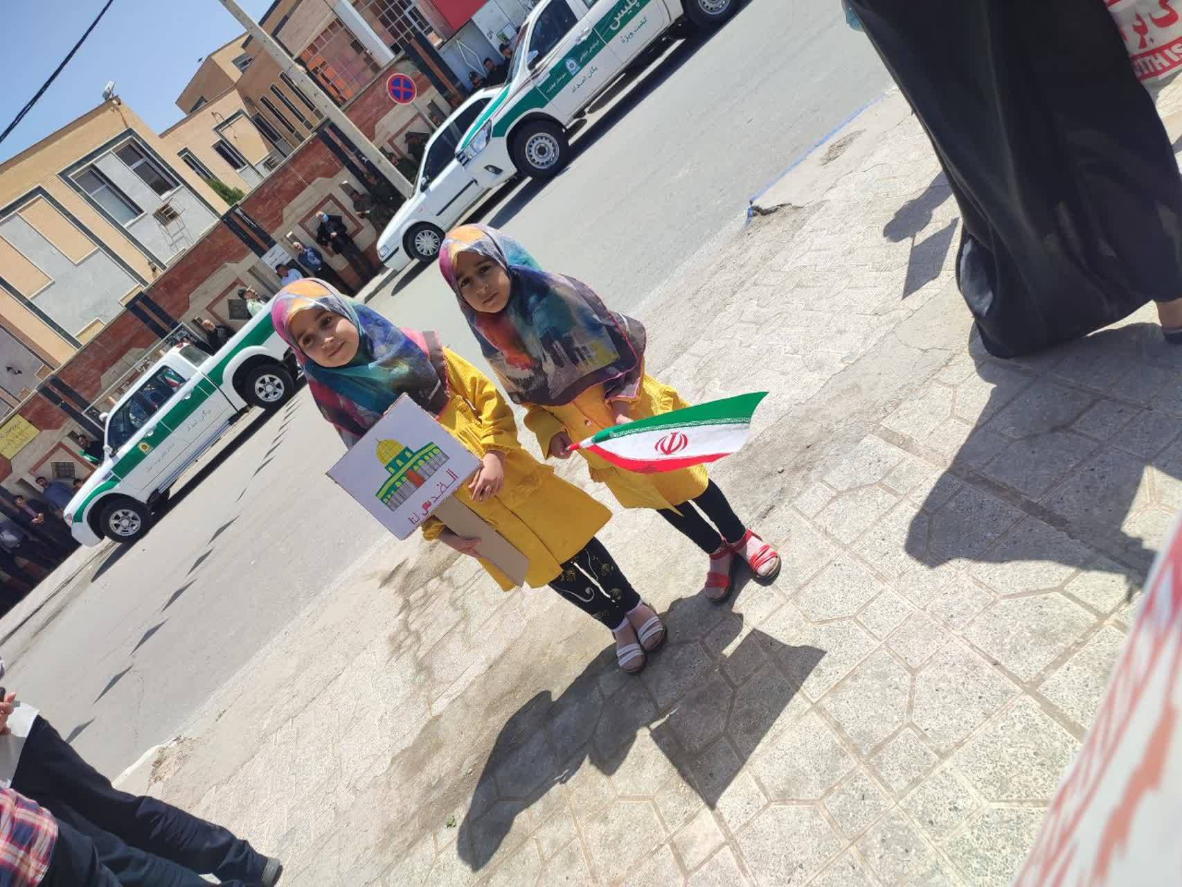 حضور بچه ها در راهپیمایی حضور بچه ها در راهپیمایی