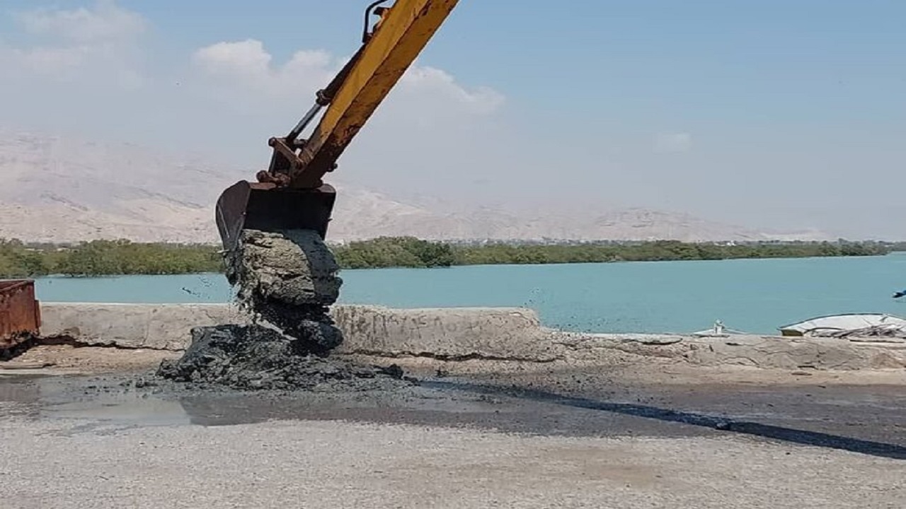 لایروبی اسکله قدیم بندر خمیر با هدف ارتقای ایمنی تردد‌های دریایی