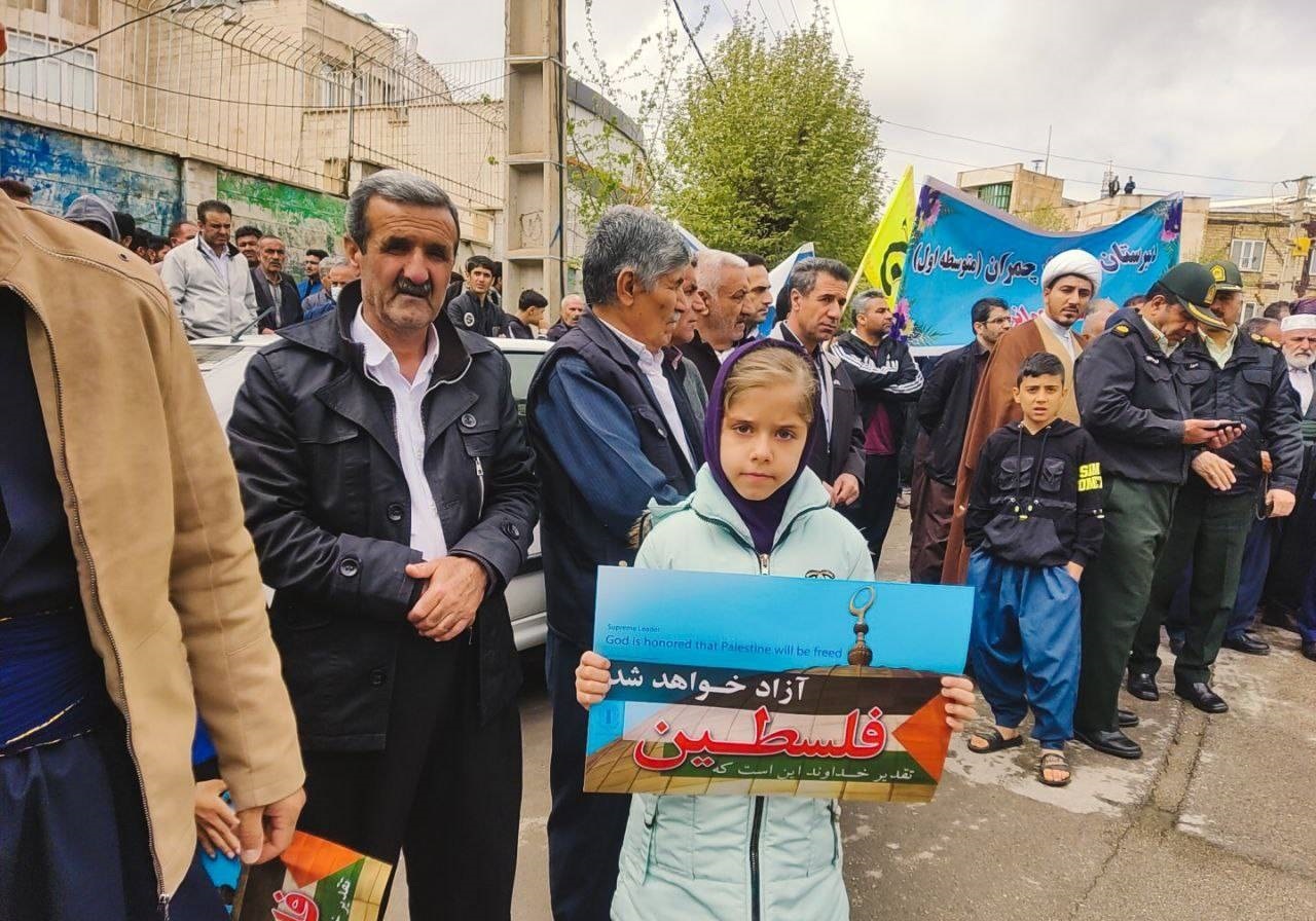 دختری جوانرودی در راهپیمایی دختری جوانرودی در راهپیمایی