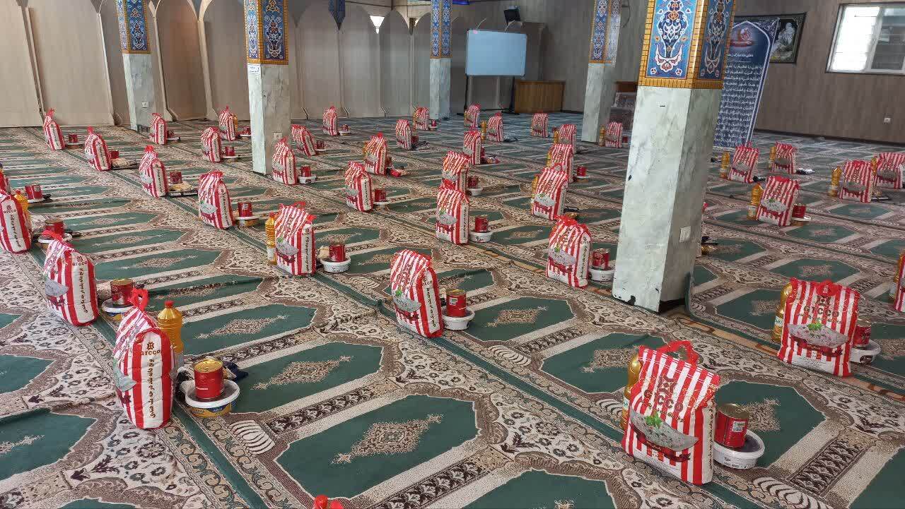 توزیع بسته‌های معیشتی بین عشایر فارس