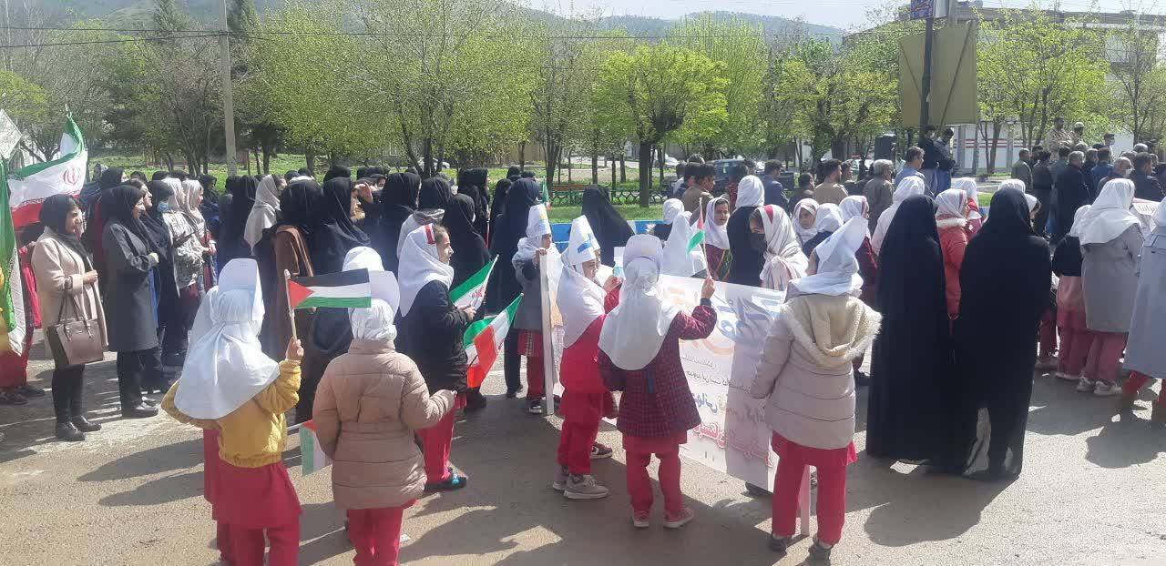 دانش آموزان ثلاث باباجانی در راهپیمایی دانش آموزان ثلاث باباجانی در راهپیمایی