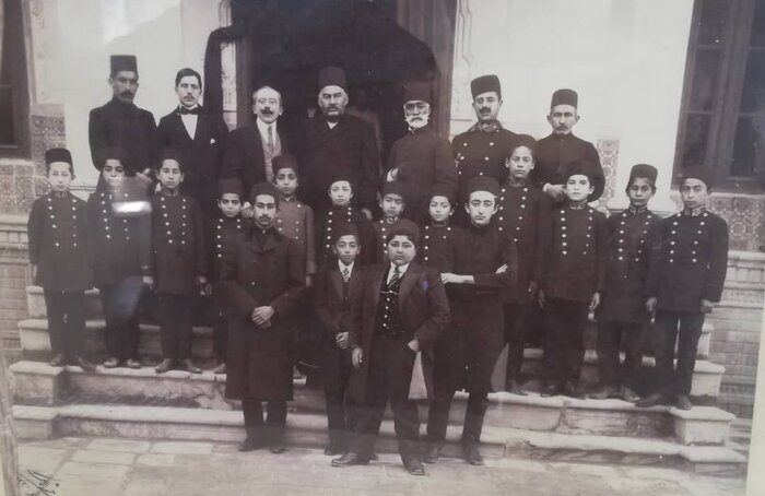 احمدشاه و همکلاسی هایش