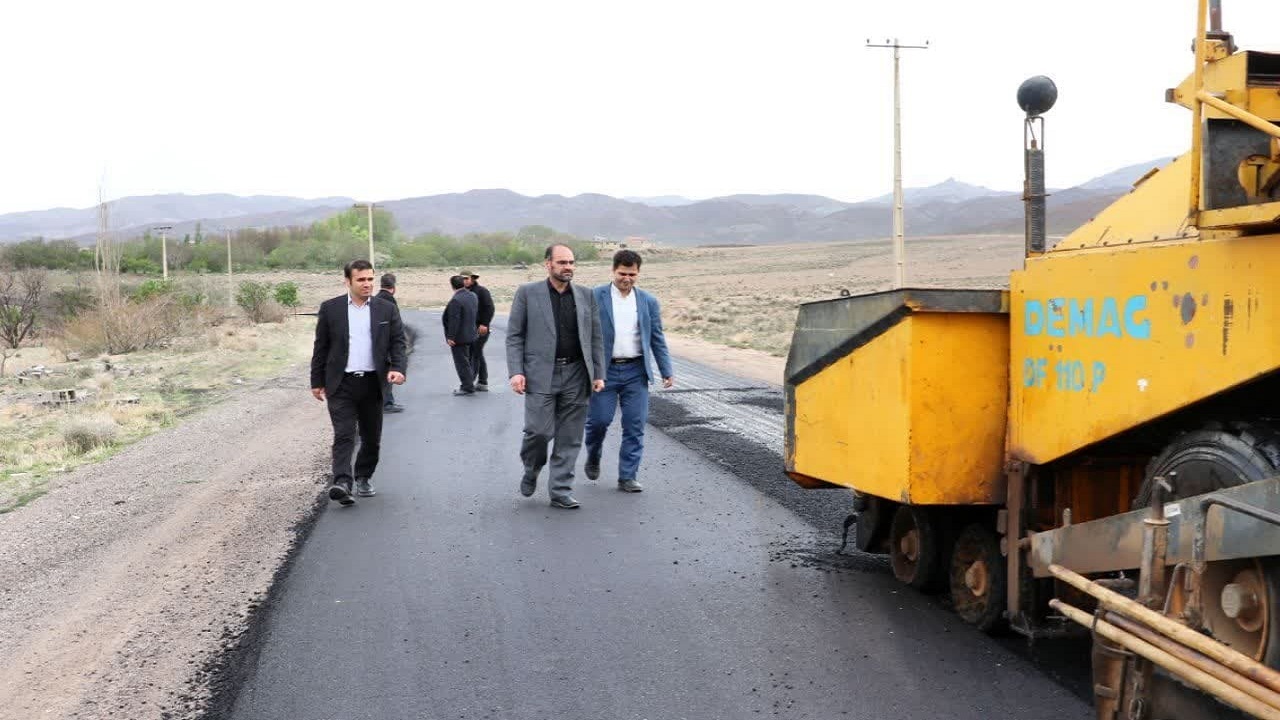 اجرای روکش آسفالت در محور روستای رستم آباد