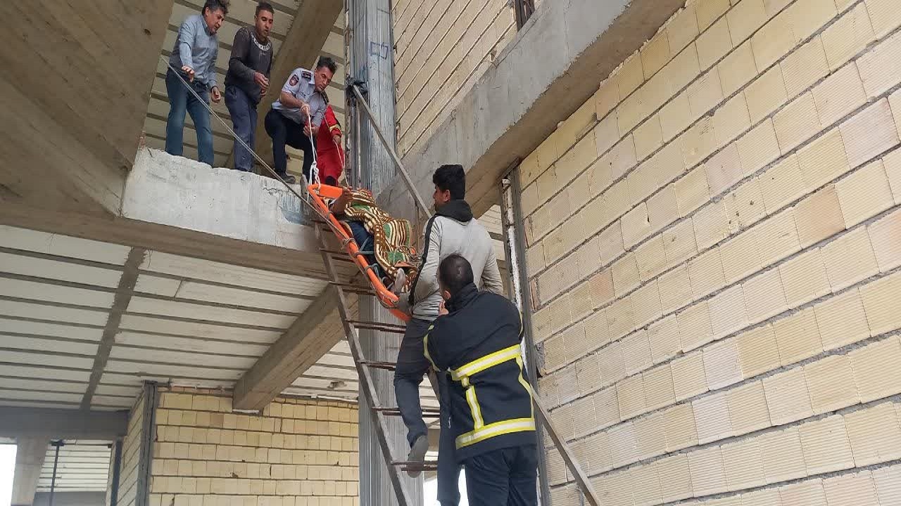 نجات کارگر ساختمانی با تلاش آتش نشانان
