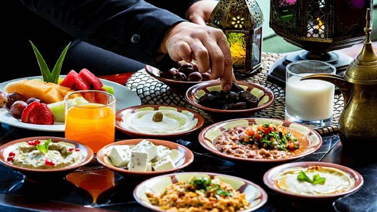 چرا در سحر و افطار نباید پرخوری کرد؟/ توصیه‌هایی برای روزه‌داران