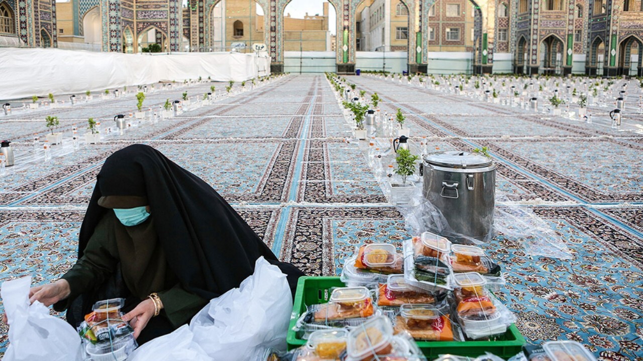 برگزاری مراسم ضیافت افطاری با حضور خانواده های شهدای فاطمیون + فیلم