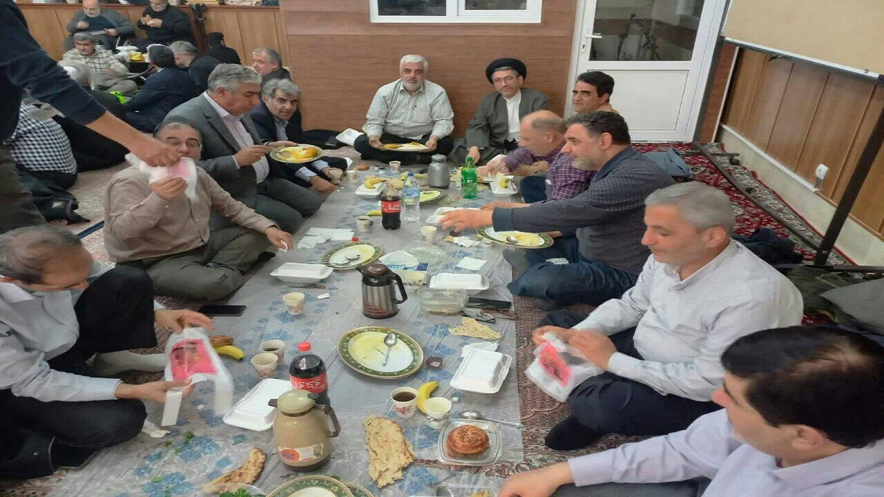 ضیافت افطاری در حسینیه گلزار شهدای وادی رحمت تبریز + تصاویر