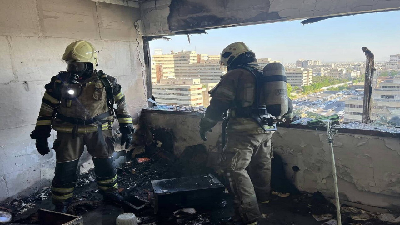 ۴۰ نفر از آتش‌سوزی ساختمان مسکونی در اکباتان تهران نجات یافتند
