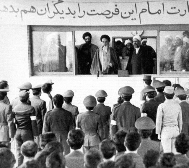 احترام نظامی جمعی از کادر ارتش پهلوی در مدرسه علوی تهران-۱۳۵۷