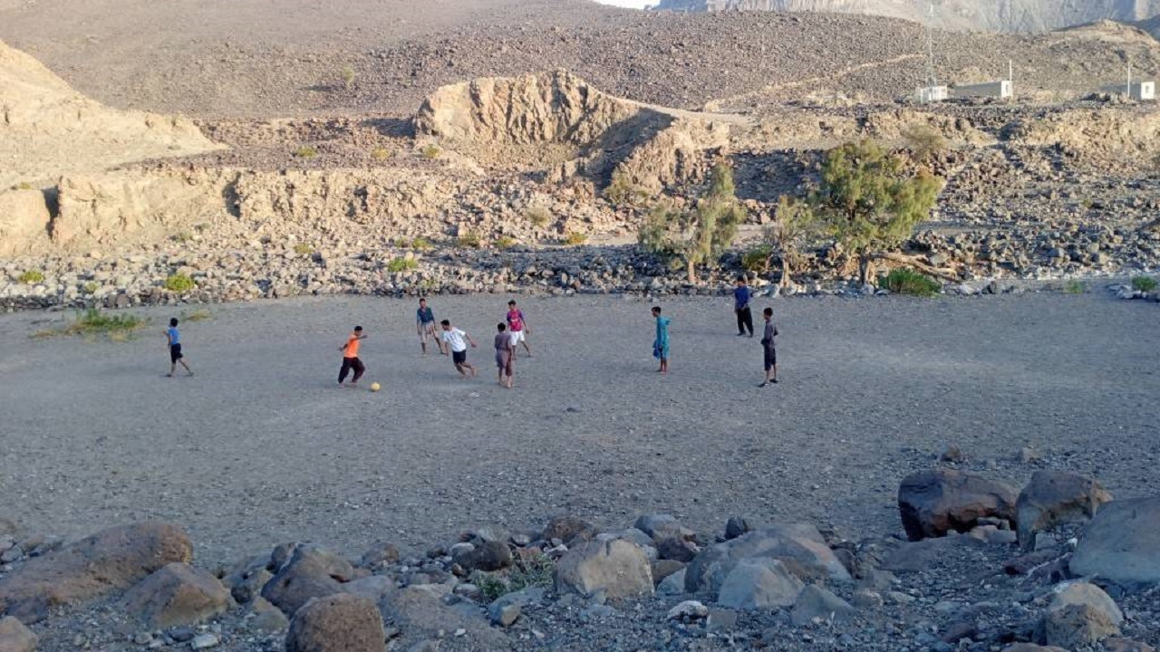 فراهم سازی زمین چمن ورزشی درخواست اهالی روستای زیران + تصاویر