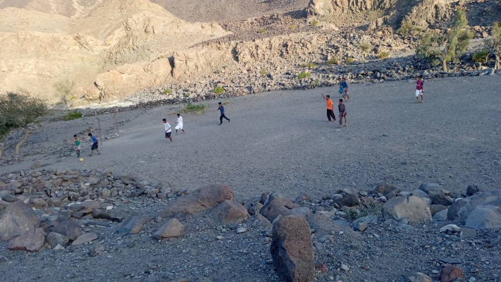 بازی فوتبال در زمین خاکی