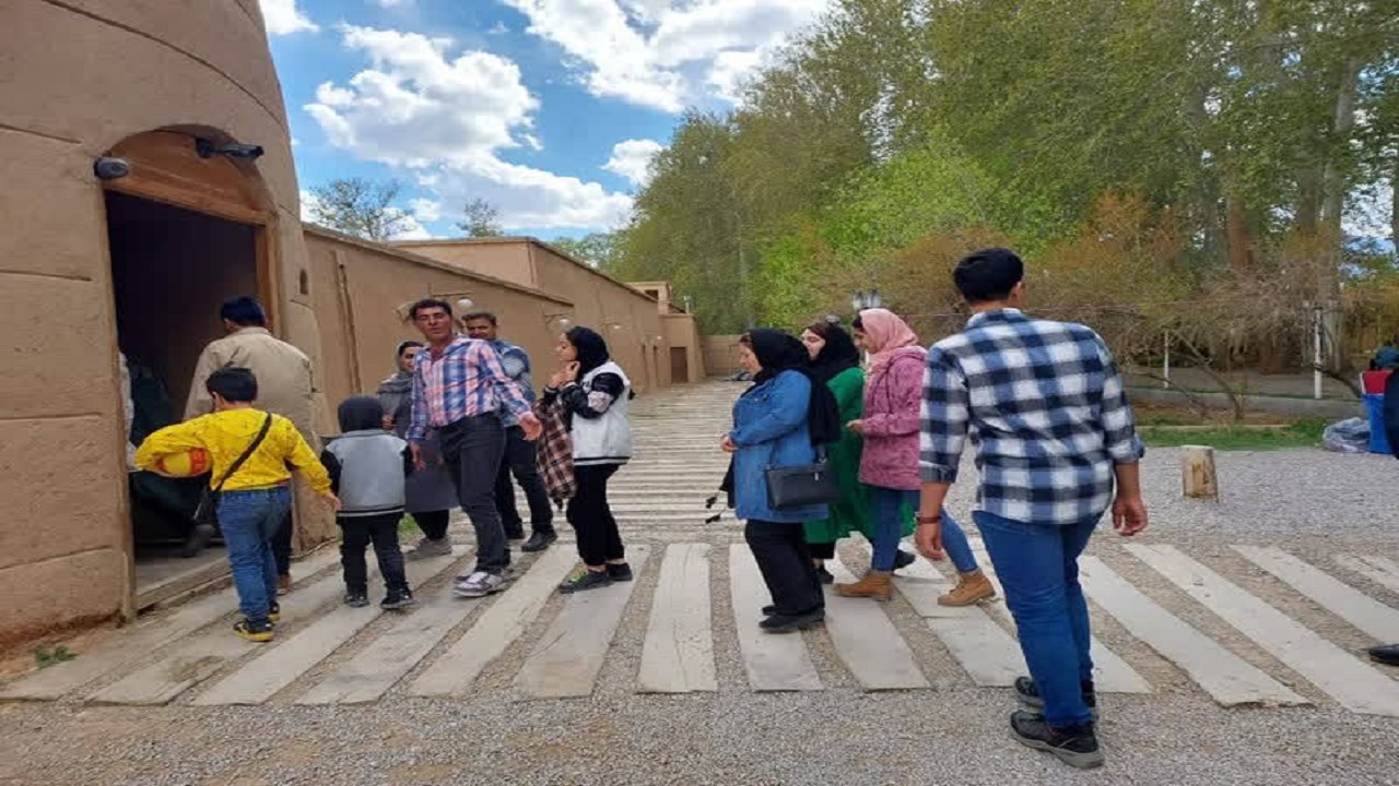 استقبال گردشگران نوروزی از باغ جهانی پهلوان پور مهریز