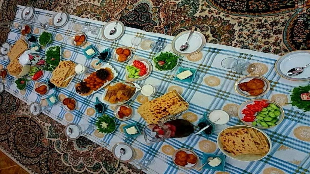 سفره افطاری برای معلولان چرام پهن شد
