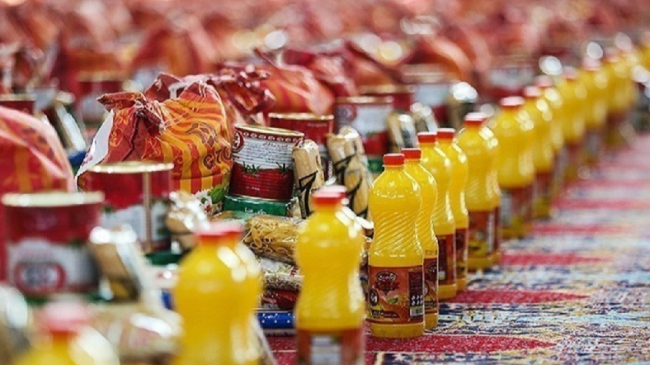 اهدای ۳۰۰ بسته معیشتی به نیازمندان خوی + تصاویر