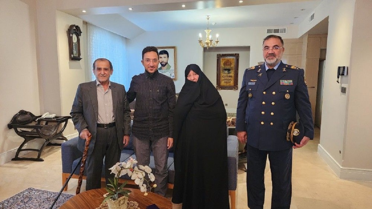فرمانده نیروی هوایی ارتش با همسر شهید سپهبد علی صیاد شیرازی دیدار کرد