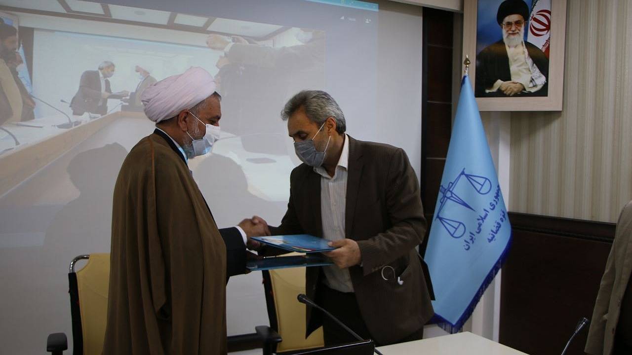 امضای تفاهم نامه همکاری بین دادگستری و آموزش و پرورش