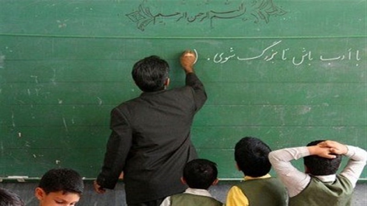 تجلیل از معلمان و مربیان در مدارس استان سمنان